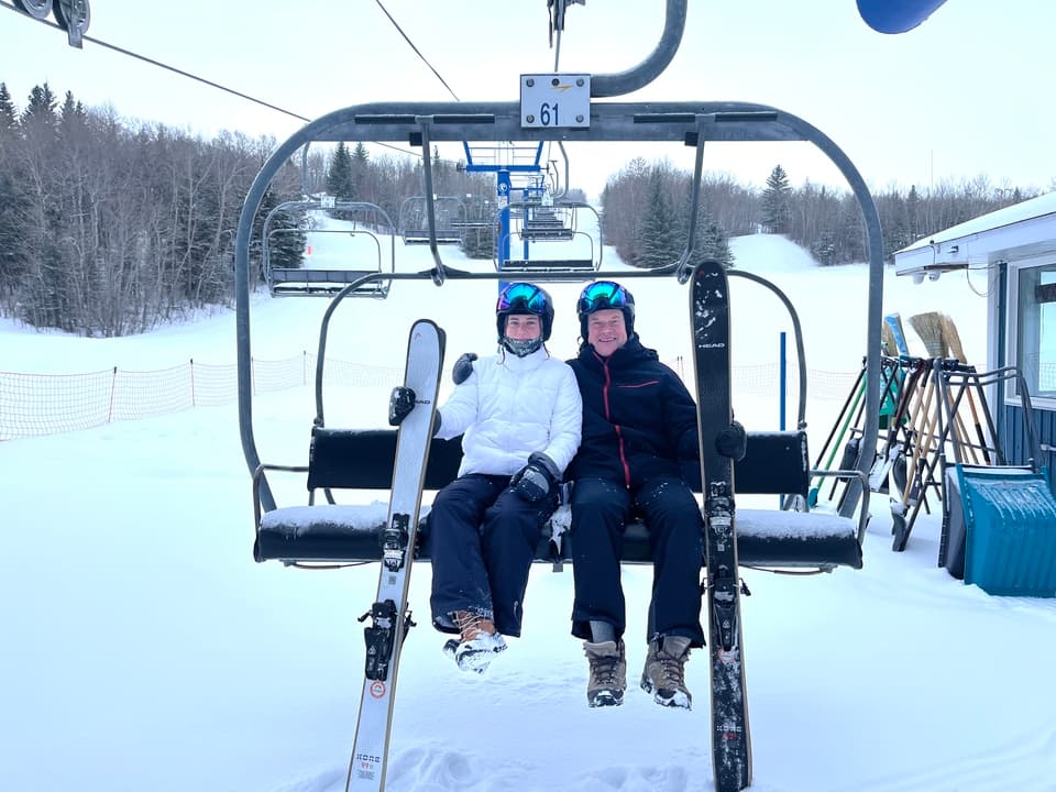 Un duo père-fille réalise une tournée historique de ski en Saskatchewan, inspirant des initiatives pour la jeunesse