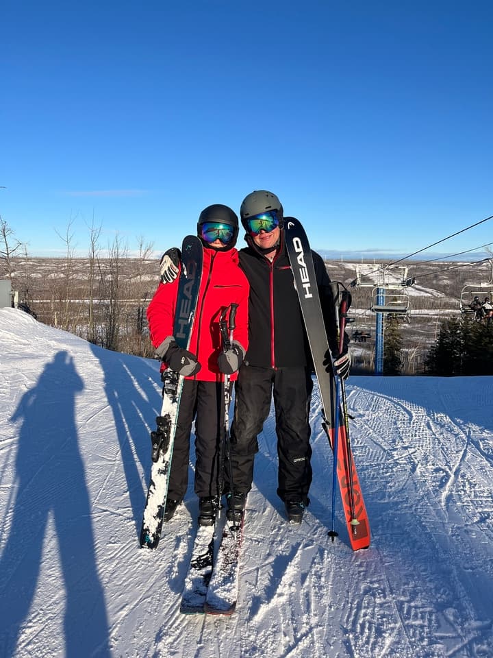 Un duo père-fille réalise une tournée historique de ski dans toutes les stations équipées de remontées mécaniques de l'Alberta